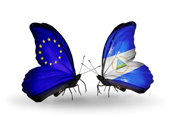 Due farfalle con bandiere sulle ali come simbolo delle relazioni UE-Nicaragua — Foto Stock