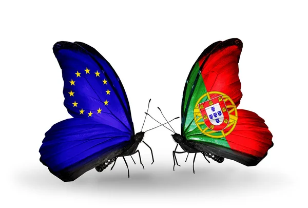 関係 eu およびポルトガルの記号として翼上のフラグを持つ 2 つの蝶 — ストック写真