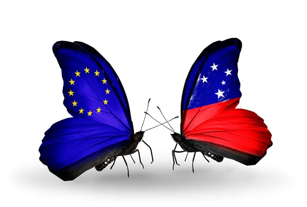 Deux papillons avec des drapeaux sur les ailes comme symbole des relations UE et Samoa — Photo