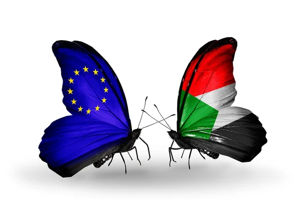 Dos mariposas con banderas en las alas como símbolo de las relaciones UE-Sudán — Foto de Stock