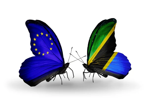 Dva motýli s příznaky na křídlech jako symbol vztahy eu a Tanzanie — Stock fotografie