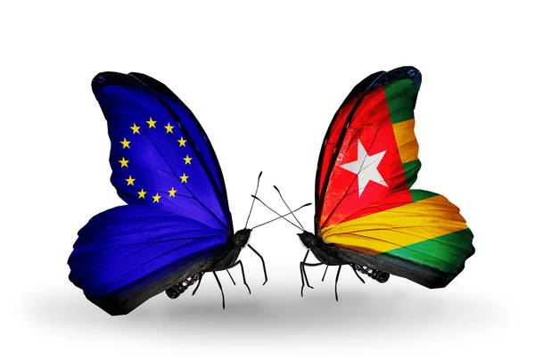 Zwei Schmetterlinge mit Flügelfahnen als Symbol der Beziehungen zwischen der EU und Togo — Stockfoto