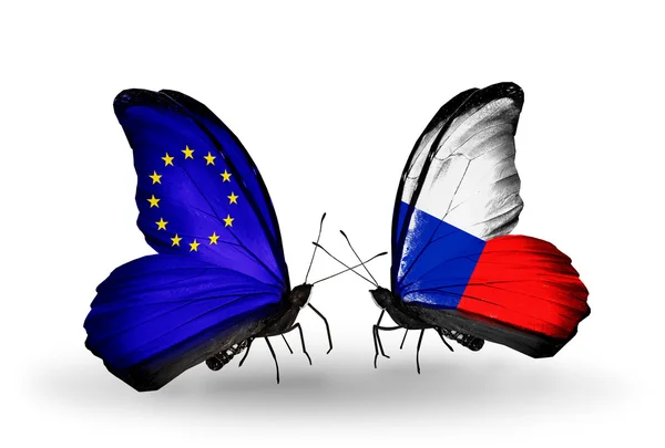 Zwei Schmetterlinge mit Flügelfahnen als Symbol der Beziehungen zwischen der EU und Tschechien — Stockfoto