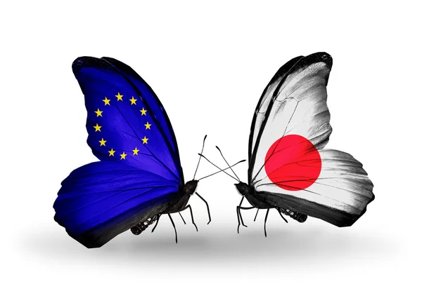 Duas borboletas com bandeiras em asas como símbolo das relações UE e Japão — Fotografia de Stock