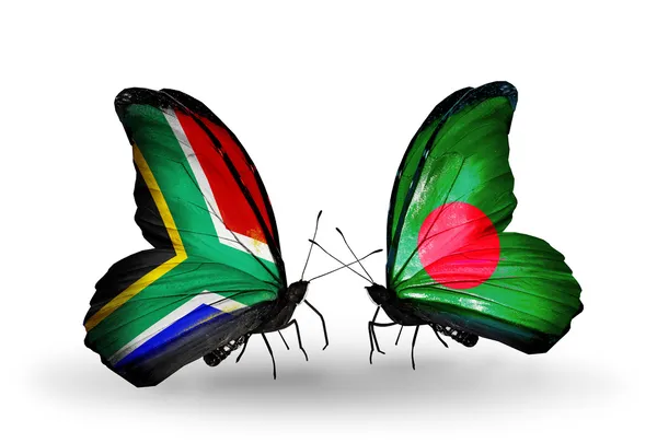 Dos mariposas con banderas en las alas como símbolo de las relaciones Sudáfrica y Bangladesh — Foto de Stock