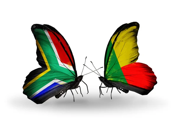 Due farfalle con bandiere sulle ali come simbolo delle relazioni Sud Africa e Benin — Foto Stock