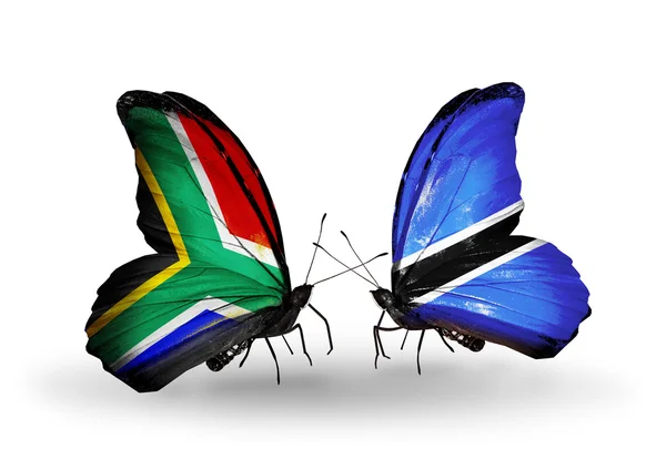 Dos mariposas con banderas en alas como símbolo de relaciones Sudáfrica y Botswana —  Fotos de Stock