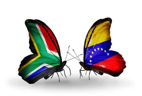 Due farfalle con bandiere sulle ali come simbolo delle relazioni Sud Africa e Venezuela — Foto Stock