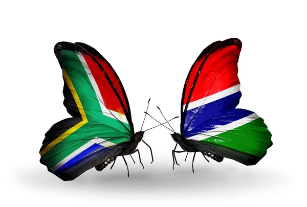 Due farfalle con bandiere sulle ali come simbolo delle relazioni Sud Africa e Gambia — Foto Stock