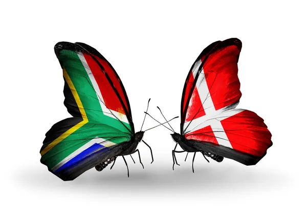 Due farfalle con bandiere sulle ali come simbolo delle relazioni Sud Africa e Danimarca — Foto Stock
