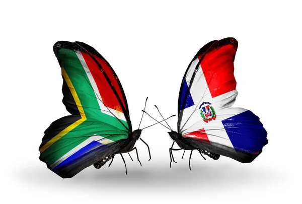 Due farfalle con bandiere sulle ali come simbolo delle relazioni Sud Africa e Dominicana — Foto Stock