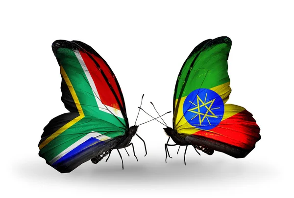 Due farfalle con bandiere sulle ali come simbolo delle relazioni Sud Africa ed Etiopia — Foto Stock