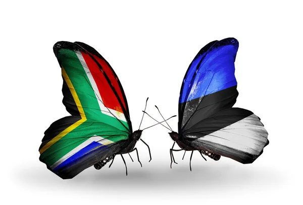 Due farfalle con bandiere sulle ali come simbolo delle relazioni Sud Africa ed Estonia — Foto Stock