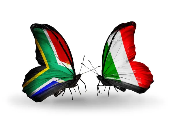 Due farfalle con bandiere sulle ali come simbolo delle relazioni Sud Africa e Italia — Foto Stock