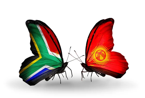 Due farfalle con bandiere sulle ali come simbolo delle relazioni Sud Africa e Kirghiz — Foto Stock