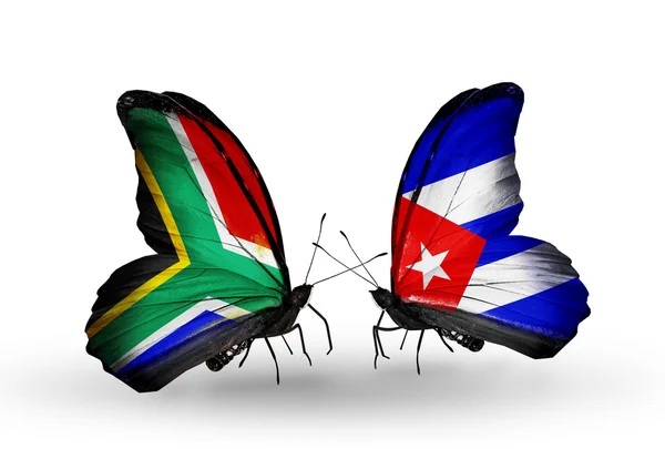 Twee vlinders met vlaggen op vleugels als symbool van de betrekkingen, Zuid-Afrika en cuba — Stockfoto