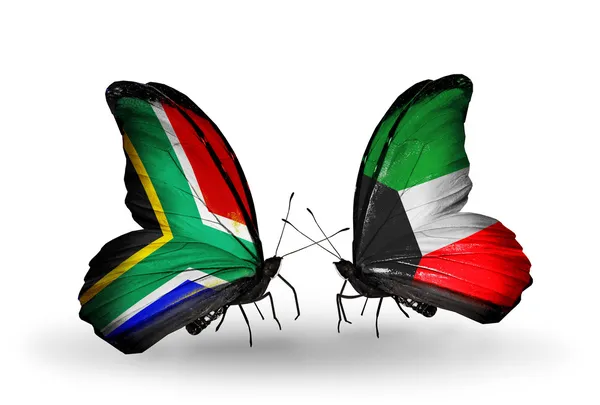 Due farfalle con bandiere sulle ali come simbolo delle relazioni Sud Africa e Kuwait — Foto Stock