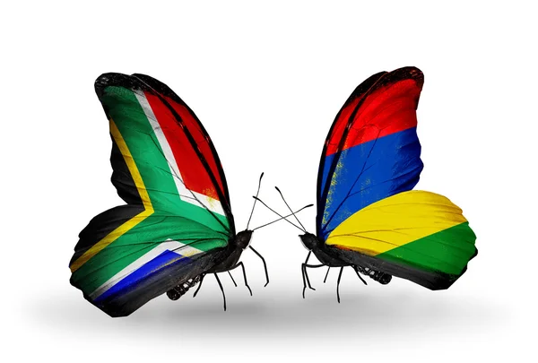 Dwa motyle z flagami na skrzydłach jako symbol stosunków, RPA i mauritius — Zdjęcie stockowe