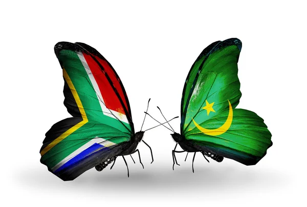 Due farfalle con bandiere sulle ali come simbolo delle relazioni Sud Africa e Mauritania — Foto Stock