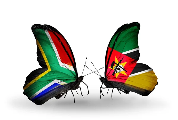 Deux papillons avec des drapeaux sur les ailes comme symbole des relations Afrique du Sud et Mozambique — Photo