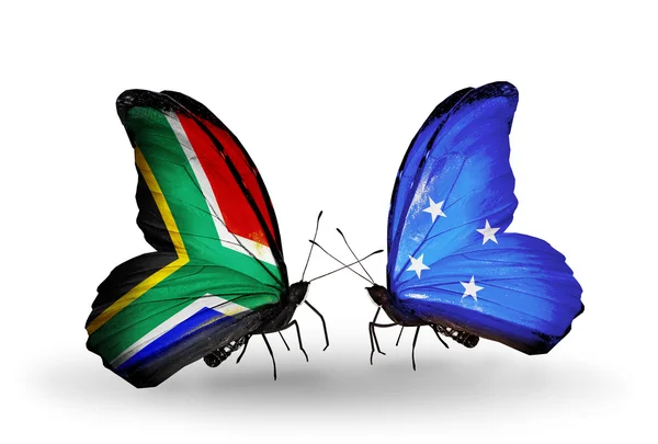 Due farfalle con bandiere sulle ali come simbolo delle relazioni Sud Africa e Micronesia — Foto Stock