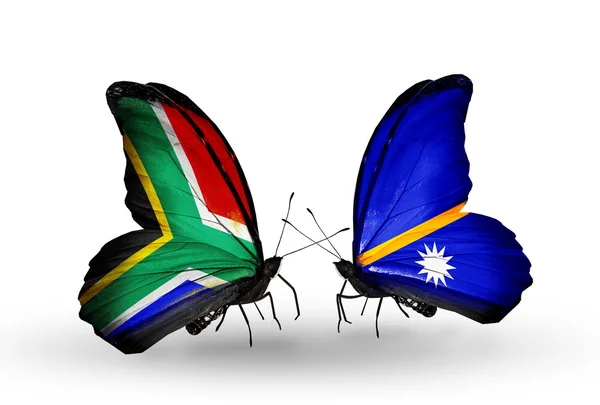 Kaksi perhosia lippuja siivet symbolina suhteiden Etelä-Afrikka ja Nauru — kuvapankkivalokuva