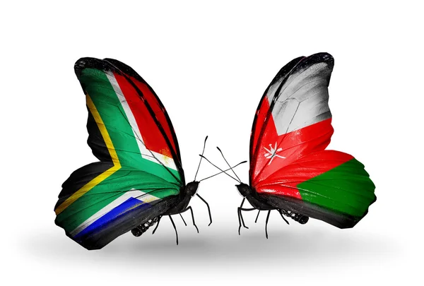 Duas borboletas com bandeiras nas asas como símbolo das relações África do Sul e Omã — Fotografia de Stock