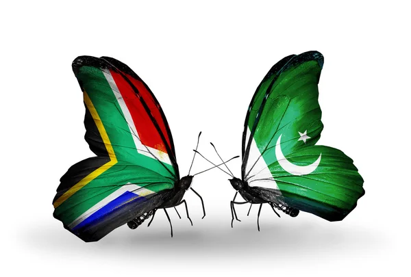 Deux papillons avec des drapeaux sur les ailes comme symbole des relations Afrique du Sud et Pakistan — Photo