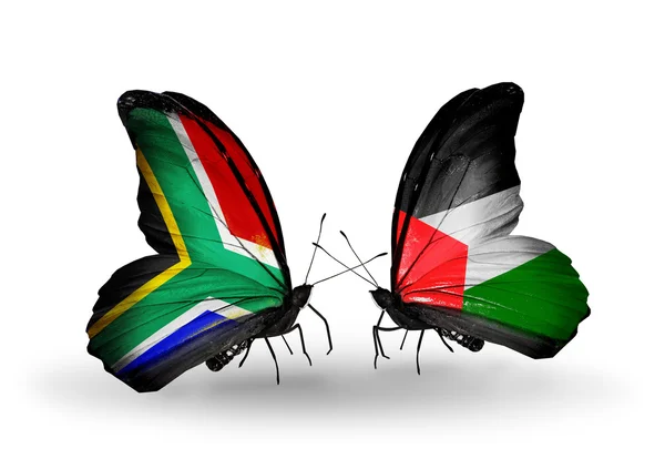 Due farfalle con bandiere sulle ali come simbolo delle relazioni Sud Africa e Palestina — Foto Stock
