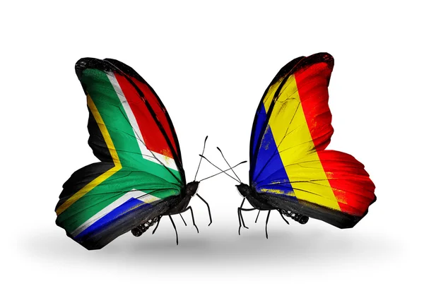 Due farfalle con bandiere sulle ali come simbolo delle relazioni Sud Africa e Ciad, Romania — Foto Stock
