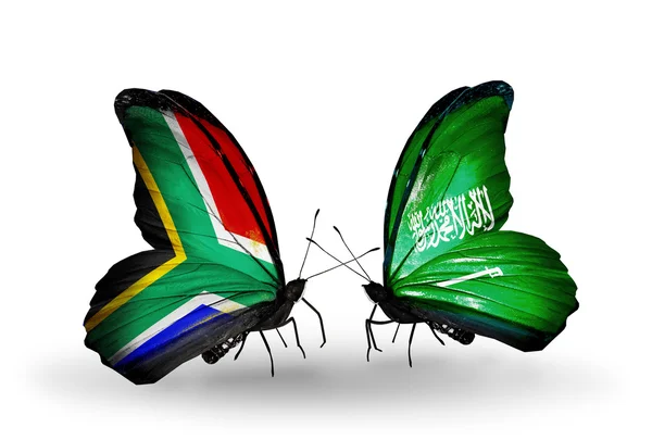 Zwei Schmetterlinge mit Flaggen auf Flügeln als Symbol der Beziehungen zwischen Südafrika und Saudi-Arabien — Stockfoto
