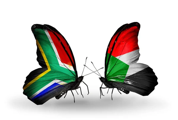 Due farfalle con bandiere sulle ali come simbolo delle relazioni Sud Africa e Sudan — Foto Stock
