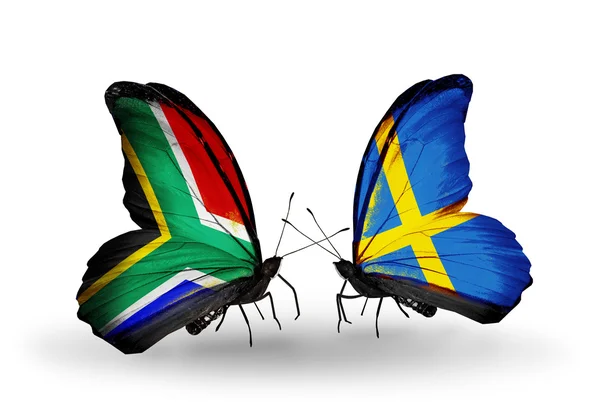 Dos mariposas con banderas en alas como símbolo de las relaciones Sudáfrica y Suecia — Foto de Stock