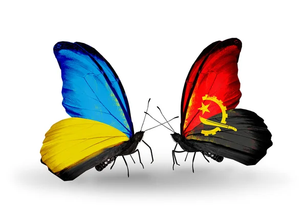 Zwei Schmetterlinge mit Flaggen auf Flügeln als Symbol der Beziehungen zwischen der Ukraine und Angola — Stockfoto