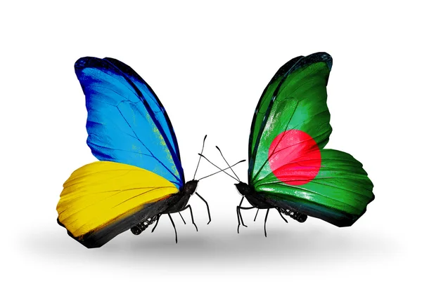 Dos mariposas con banderas en las alas como símbolo de las relaciones Ucrania y Bangladesh — Foto de Stock