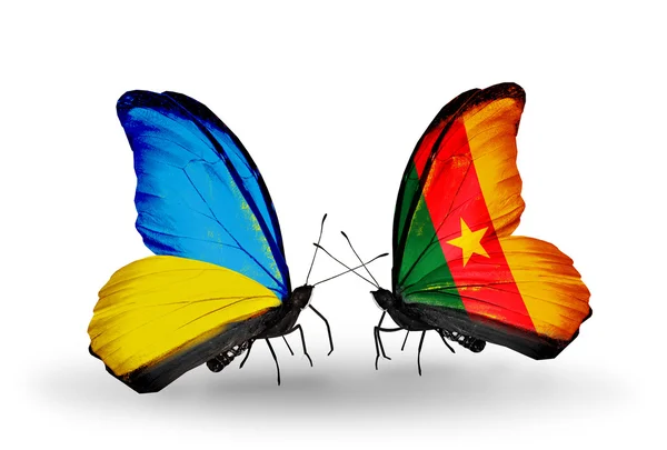 Dwa motyle z flagami na skrzydłach jako symbol stosunków Ukrainy i Kamerunu — Zdjęcie stockowe