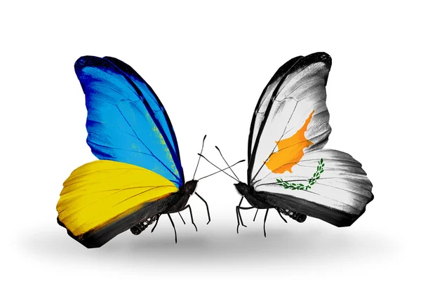 Deux papillons avec des drapeaux sur les ailes comme symbole des relations Ukraine et Chypre — Photo