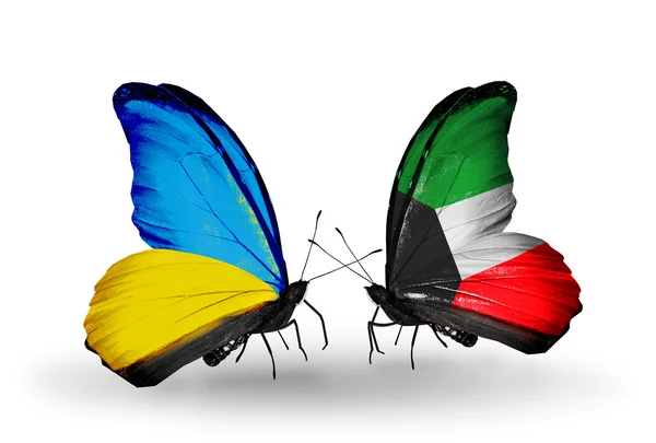 Dos mariposas con banderas en las alas como símbolo de las relaciones Ucrania y Kuwait — Foto de Stock