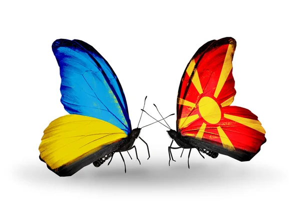 Dua kupu-kupu dengan bendera di sayap sebagai simbol hubungan Ukraina dan Makedonia — Stok Foto