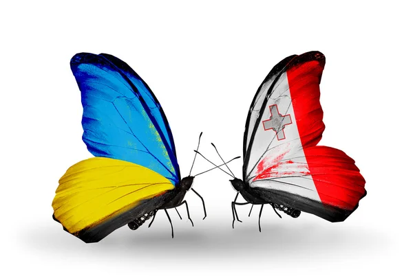 Två fjärilar med flaggor på vingarna som symbol för förbindelserna mellan Ukraina och malta — Stockfoto