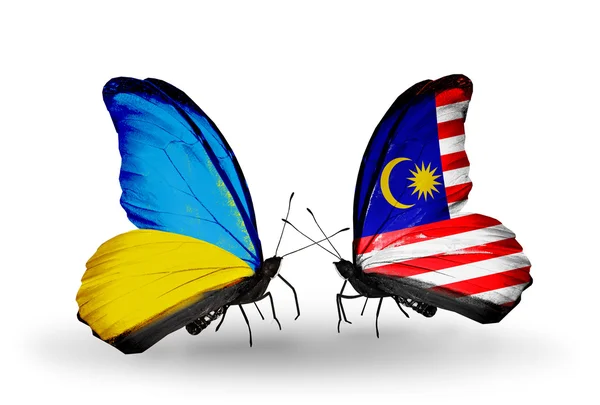 Duas borboletas com bandeiras nas asas como símbolo das relações Ucrânia e Malásia — Fotografia de Stock