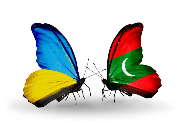 Två fjärilar med flaggor på vingarna som symbol för förbindelserna mellan Ukraina och Maldiverna — Stockfoto