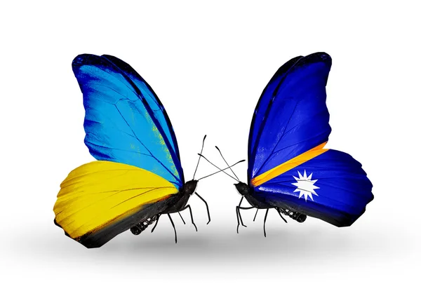 Deux papillons avec des drapeaux sur les ailes comme symbole des relations Ukraine et Nauru — Photo