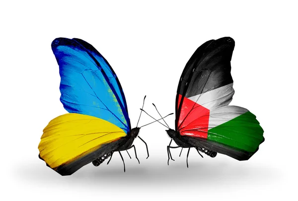 Due farfalle con bandiere sulle ali come simbolo delle relazioni Ucraina e Palestina — Foto Stock