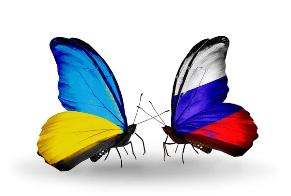 Zwei Schmetterlinge mit Flaggen auf Flügeln als Symbol der Beziehungen zwischen der Ukraine und Russland — Stockfoto