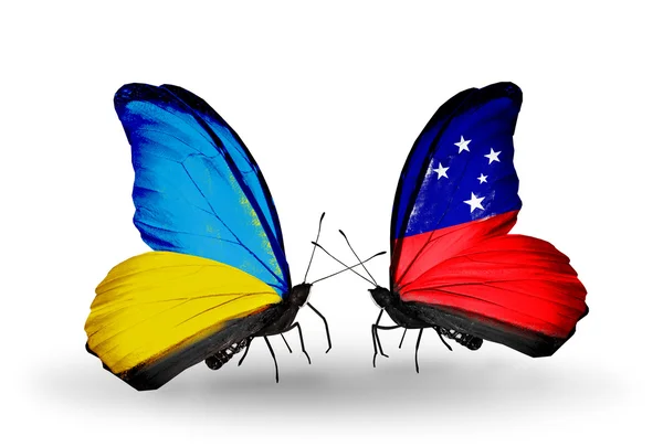 Dos mariposas con banderas en alas como símbolo de las relaciones Ucrania y Samoa — Foto de Stock