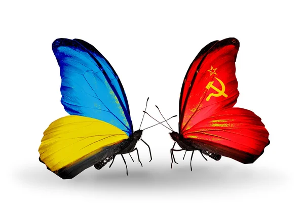 Iki kelebek kanatları ilişkileri Ukrayna ve Sovyetler Birliği'nin simgesi olarak bayrakları ile — Stok fotoğraf