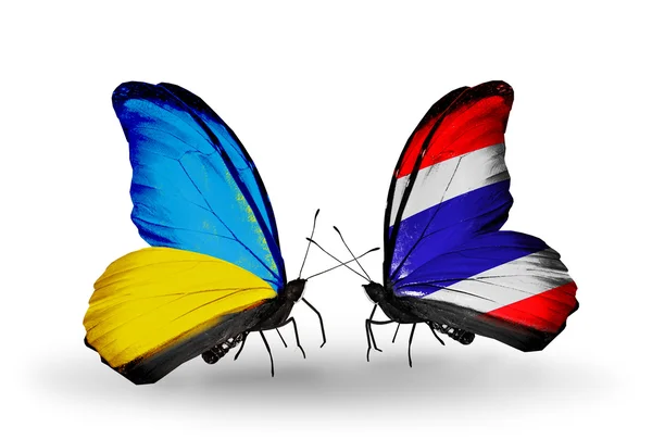 Twee vlinders met vlaggen op vleugels als symbool van de betrekkingen, Oekraïne en thailand — Stockfoto