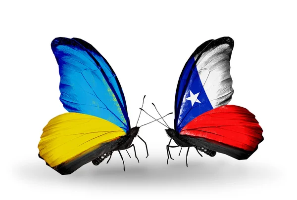 Due farfalle con bandiere sulle ali come simbolo delle relazioni Ucraina e Cile — Foto Stock