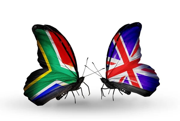 Dos mariposas con banderas en las alas como símbolo de las relaciones Sudáfrica y Reino Unido — Foto de Stock